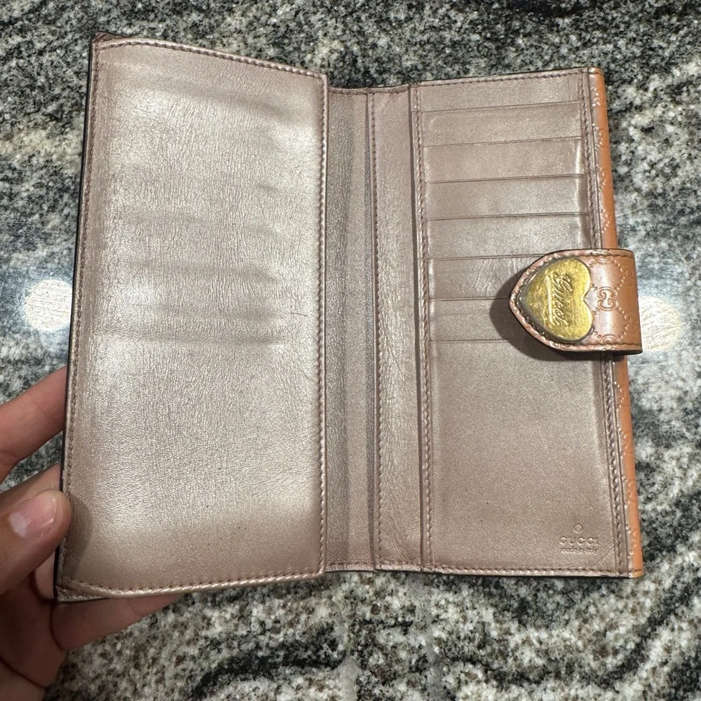 Gucci Tan Embossed Leather Wallet with Gold Heart Clasp with Free COA - Picture 2 of 10